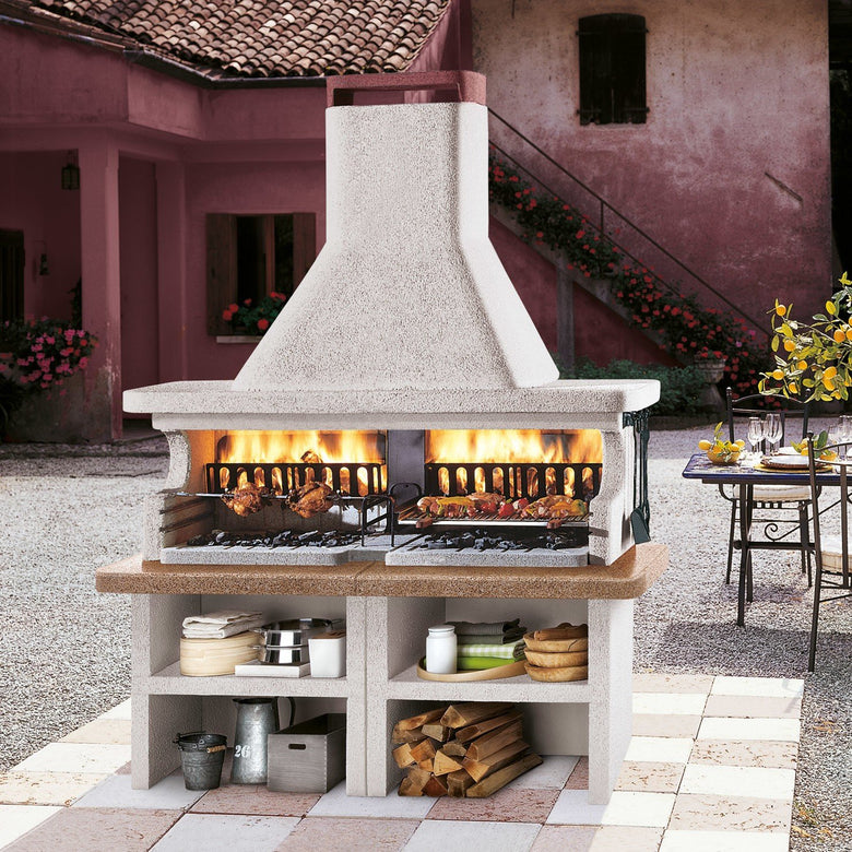 Palazzetti Miami 3 barbecue a legna grezzo doppio grill e in levigato accesa in soggiorno, fiamma visibile attraverso il...