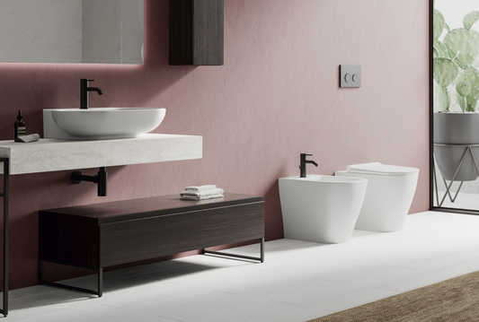 Dolomite Coppia sanitari filomuro Mirto sedile rallentato, vista frontale su sfondo bianco - Ceramica Dolomite