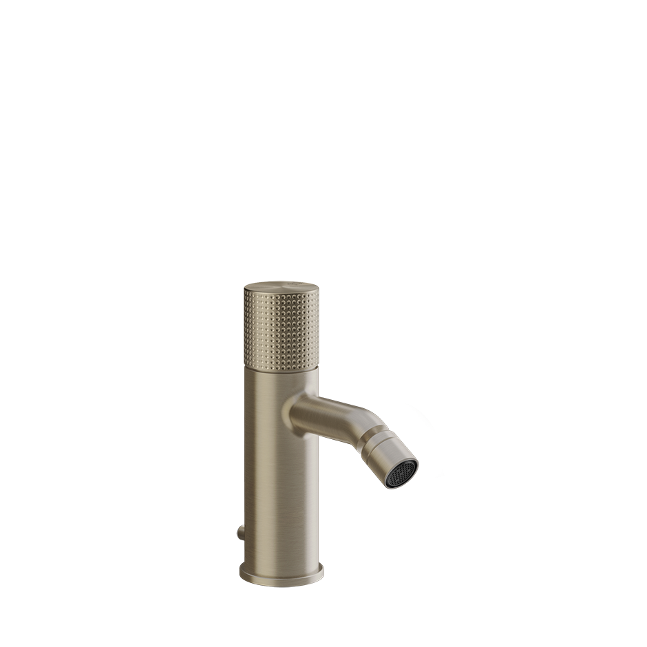 Gessi Cesello Miscelatore bidet con scarico brushed brass in pvd, vista frontale della maniglia e della bocca di erogazione