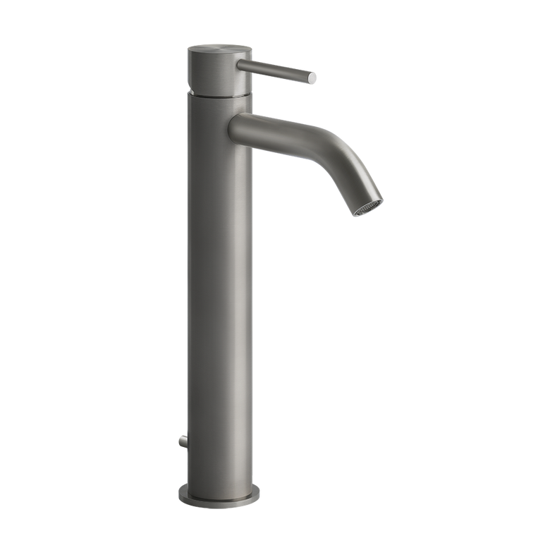 Gessi Flessa Miscelatore lavabo alto bocca corta con ambientato su piano bagno con accessori
