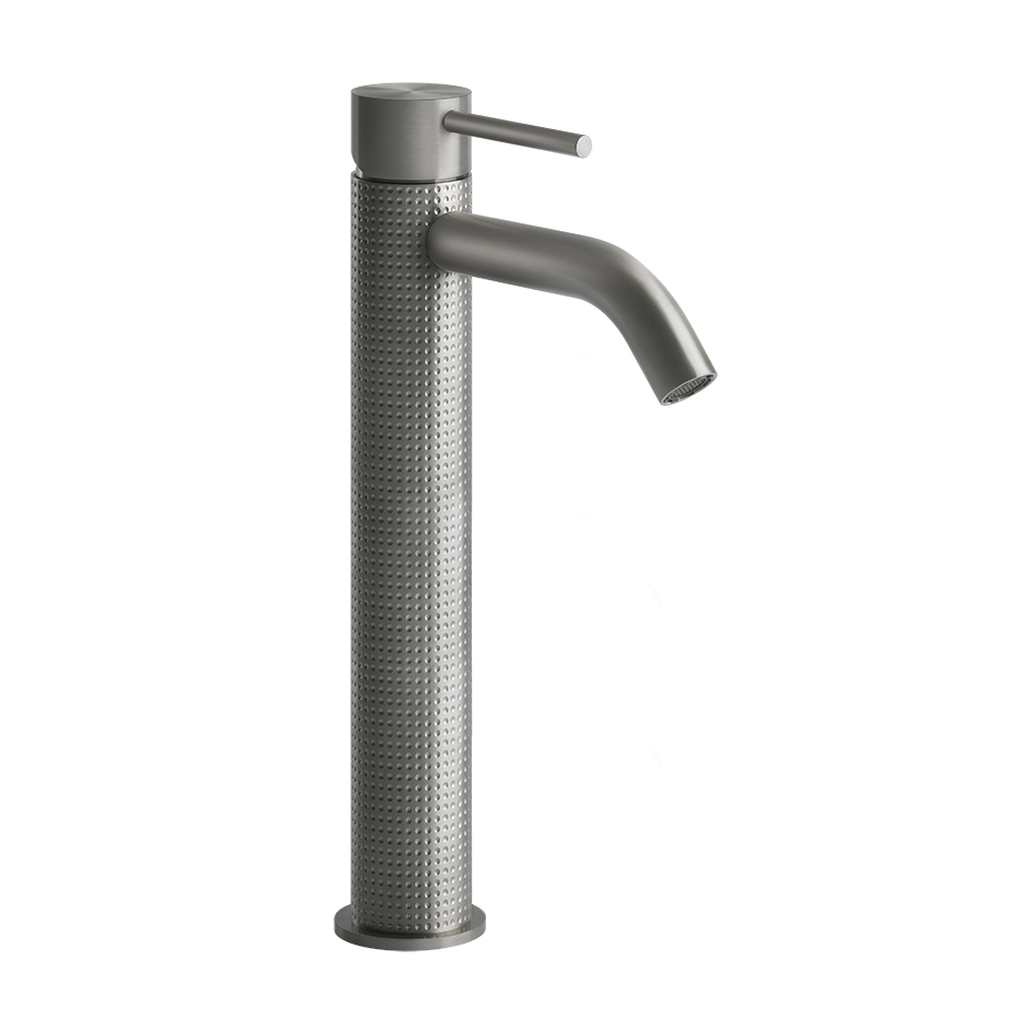 Gessi Cesello Miscelatore lavabo alto bocca corta senza ambientato su piano bagno con accessori