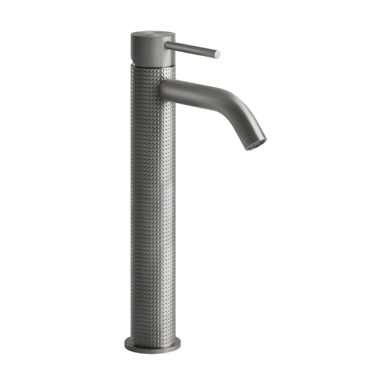 Gessi Cesello Miscelatore lavabo alto bocca corta senza ambientato su piano bagno con accessori