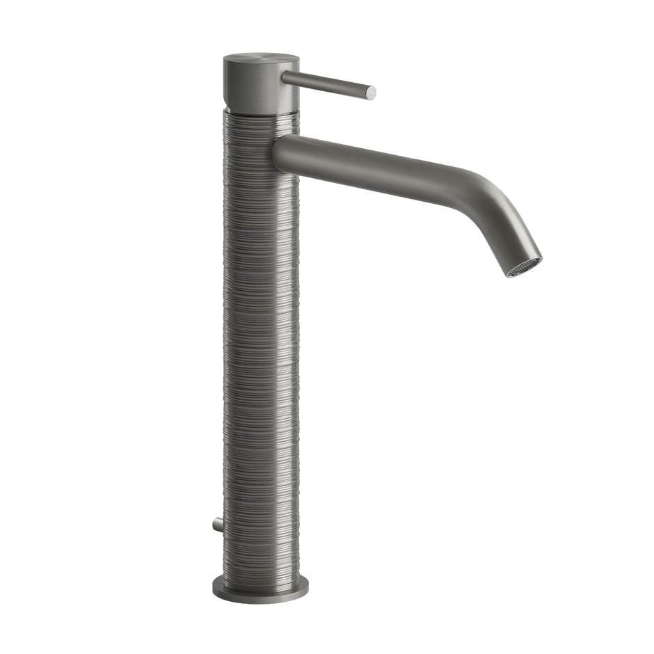 Gessi Trame Miscelatore lavabo alto bocca lunga con scarico ambientato su piano bagno con accessori