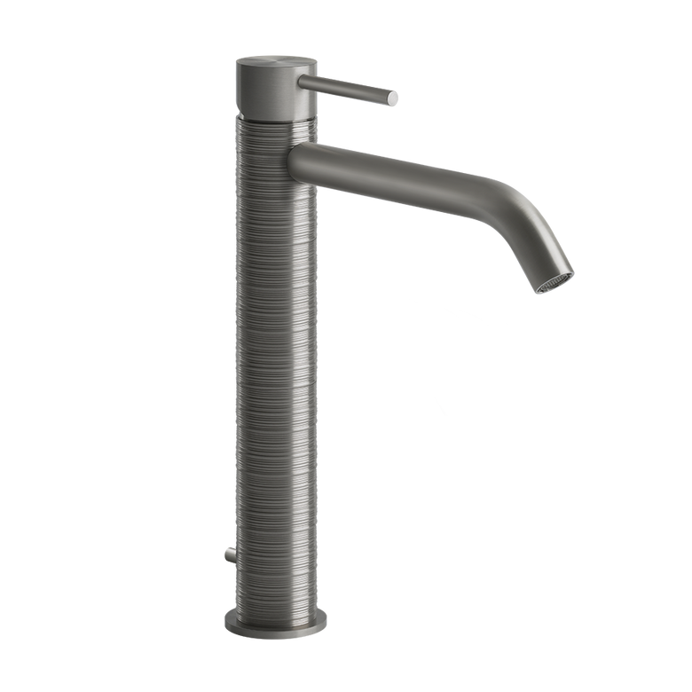 Gessi Trame Miscelatore lavabo alto bocca lunga con scarico ambientato su piano bagno con accessori