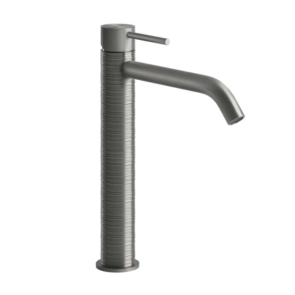 Gessi Trame Miscelatore lavabo alto bocca lunga per ciotola ambientato su piano bagno con accessori