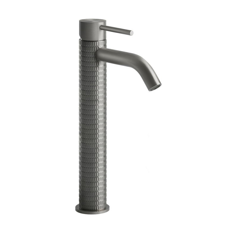 Miscelatore lavabo alto per ciotola senza scarico Steel ambientato su piano bagno con accessori