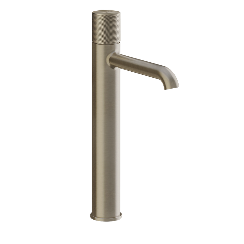 Miscelatore lavabo alto senza scarico brushed brass ambientato su piano bagno con accessori
