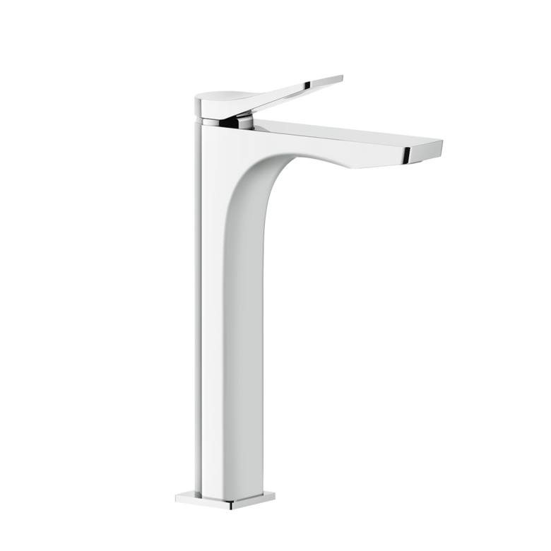 Gessi Rilievo Miscelatore Lavabo alto senza scarico cromo Cromo Lucido ambientato su piano bagno con accessori