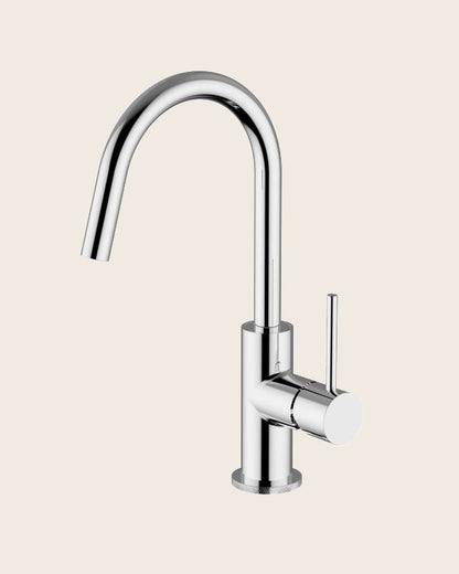 Jabil 25 Miscelatore lavabo leva laterale con scarico click Cromo Lucido ambientato su piano bagno con accessori - Exagonshop