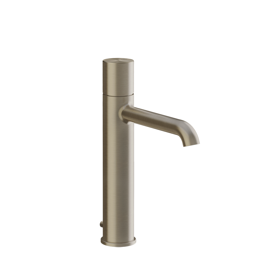 Gessi Miscelatore lavabo medio con scarico brushed brass ambientato su piano bagno con accessori
