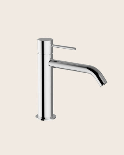 Jabil 25 Miscelatore lavabo medio con scarico click clack Cromo Lucido ambientato su piano bagno con accessori - Exagonshop