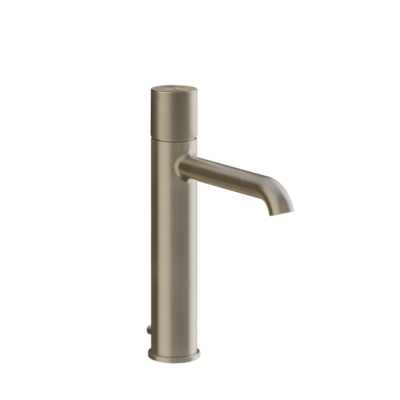 Gessi Miscelatore lavabo medio senza scarico brushed brass ambientato su piano bagno con accessori