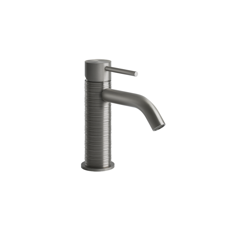 Gessi Trame Miscelatore lavabo monocomando senza scarico ambientato su piano bagno con accessori