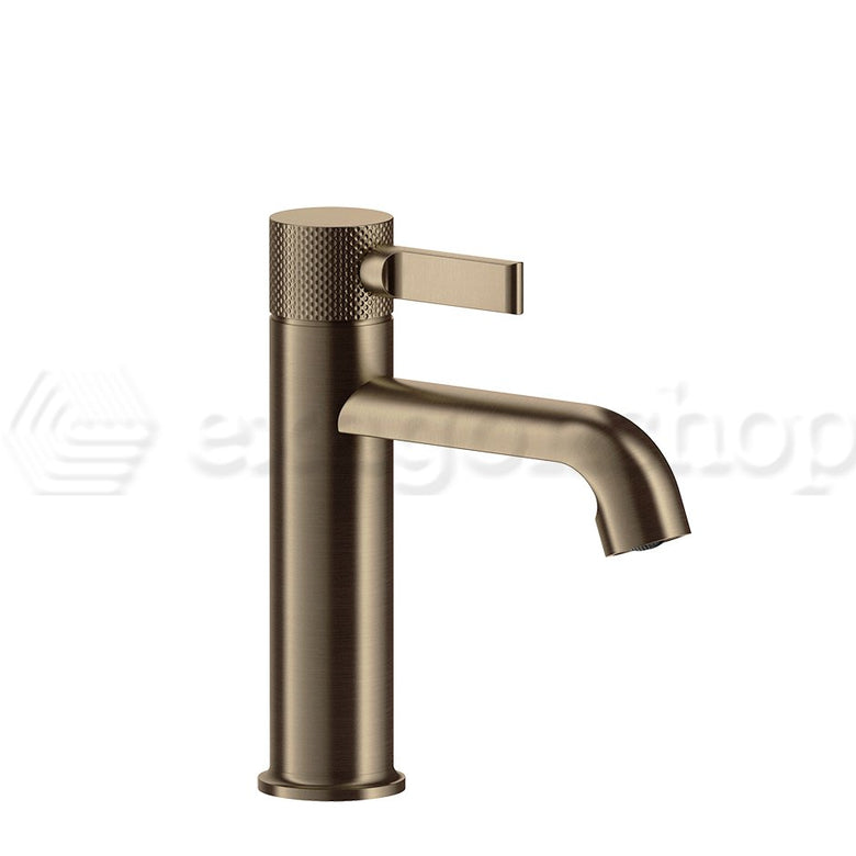 Gessi Inciso Miscelatore Lavabo Senza Scarico Antique Brass ambientato su piano bagno con accessori