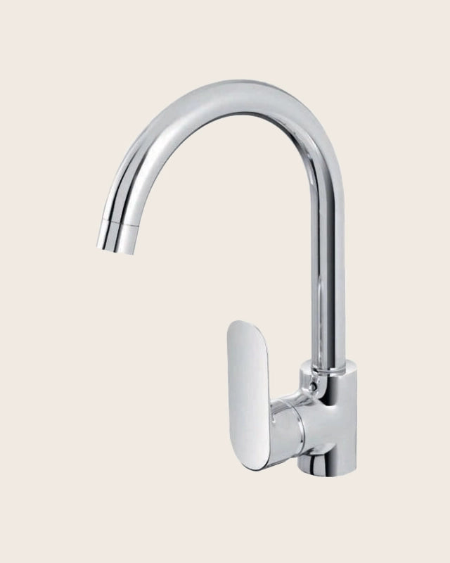 Miscelatore lavello cucina canna alta cromo Cromo Lucido installato su lavello, vista della bocca e della leva - Exagonshop