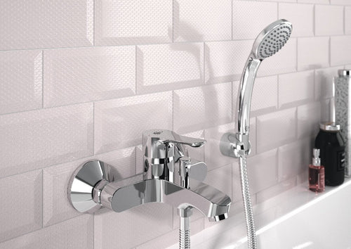 Alpha Ideal Standard Miscelatore vasca esterno con doccetta Cromo Lucido ambientato in box doccia con pareti in vetro