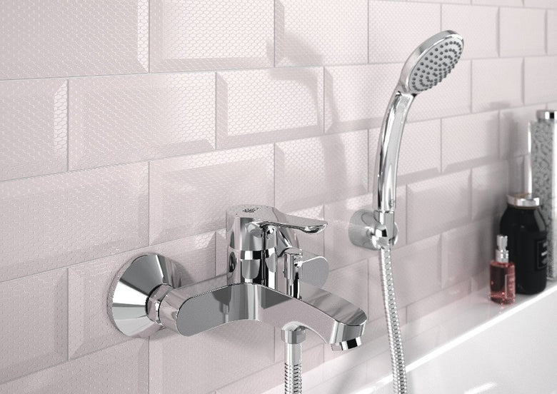 Alpha Ideal Standard Miscelatore vasca esterno con doccetta Cromo Lucido ambientato in box doccia con pareti in vetro