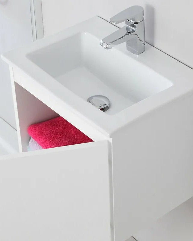 Mobile bagno 50x36 bianco laccato lavabo in ceramica e ambientato in bagno moderno con specchio e accessori - Exagonshop