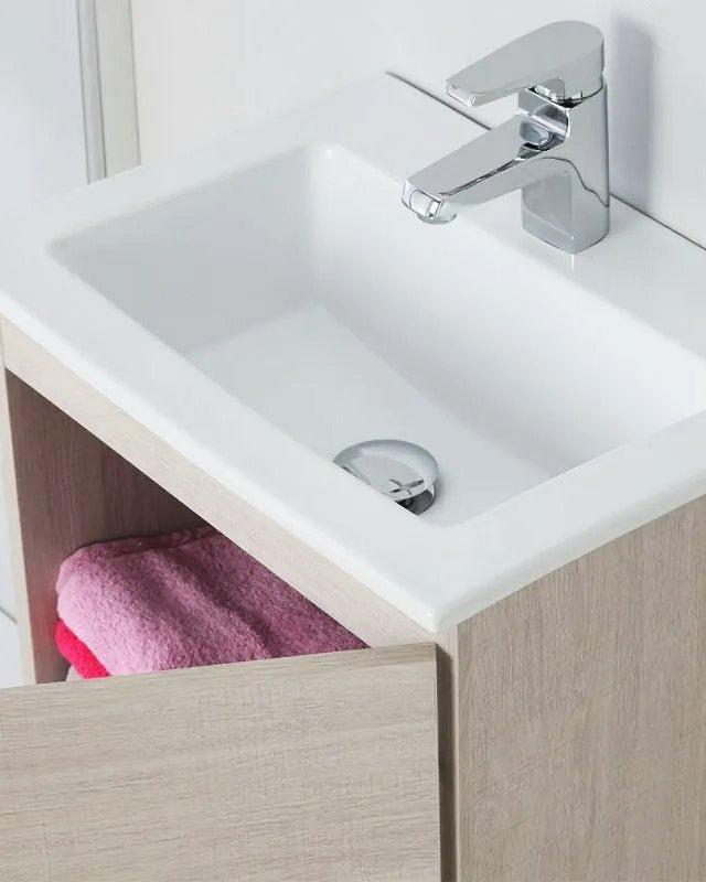 Mobile bagno 50x36 rovere chiaro lavabo in ceramica e ambientato in bagno moderno con specchio e accessori - Exagonshop