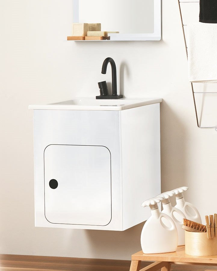 Mobile bagno bianco opaco 60x50 in alluminio con specchio con lavabo e rubinetteria, vista frontale su sfondo neutro...