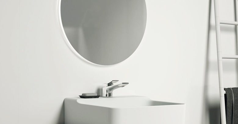 Mobile sospeso 60x37 bianco opaco con lavabo lucido, vista dall'alto del piano con lavabo