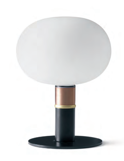 Miloox Mose Lampada da tavolo nero e ottone rame bronzo accesa in ambiente, design e diffusione della luce