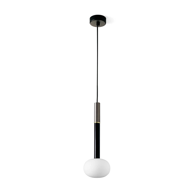 Lampada a sospensione in vetro soffiato bianco latte con in spazzolato accesa in ambiente, design e diffusione della luce