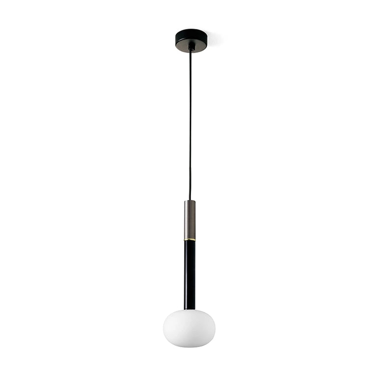 Lampada a sospensione in vetro soffiato bianco latte con in spazzolato accesa in ambiente, design e diffusione della luce