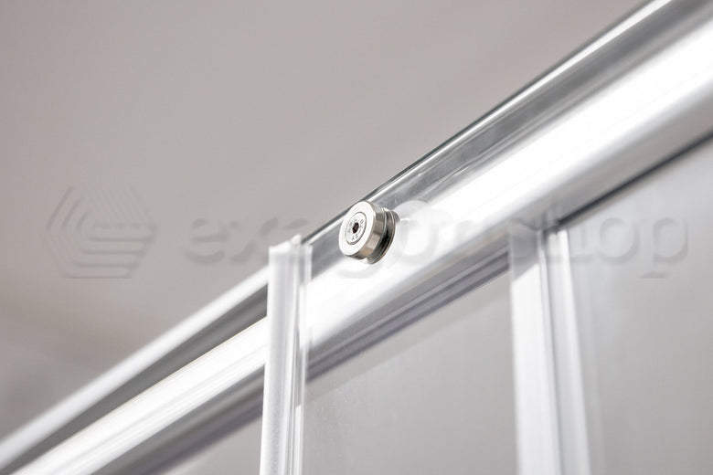 Novellini Elyane 2p Box doccia 140-146 cm a nicchia installato in bagno moderno con ante in vetro temperato
