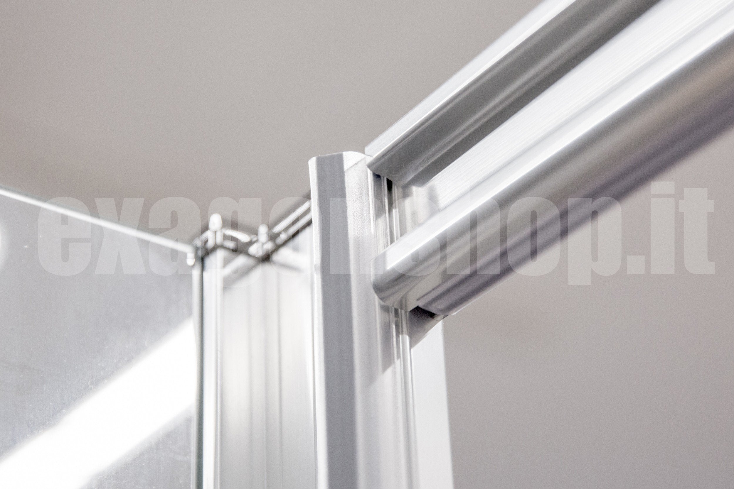 Novellini Elyane 2p Box doccia 156-162 cm a nicchia installato in bagno moderno con ante in vetro temperato