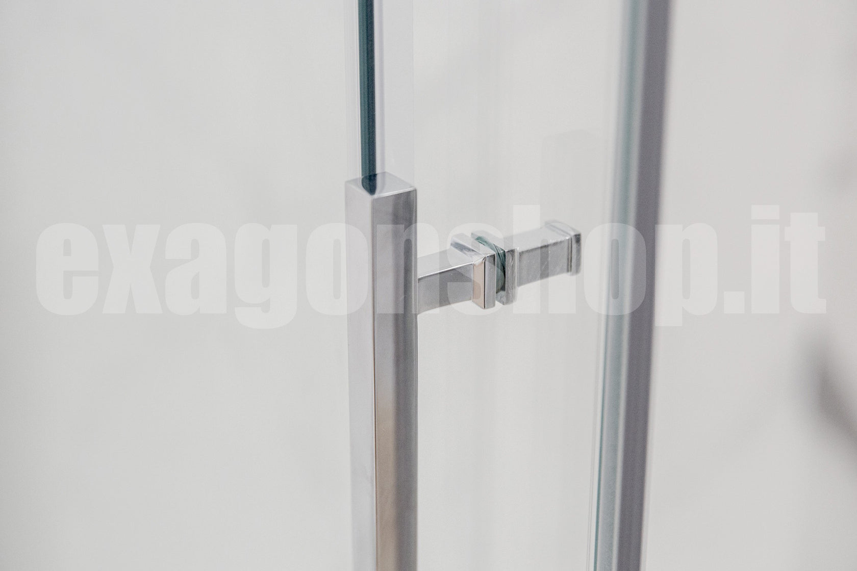 Novellini Elyane 2p Box doccia 140-146 cm a nicchia installato in bagno moderno con ante in vetro temperato