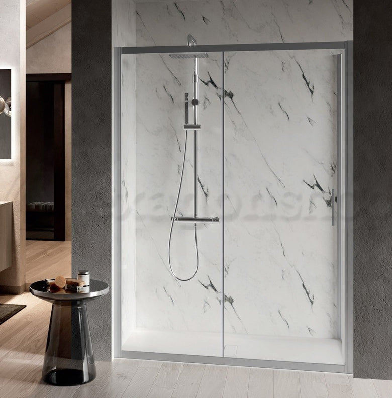 Novellini Elyane 2p Box doccia 156-162 cm a nicchia installato in bagno moderno con ante in vetro temperato