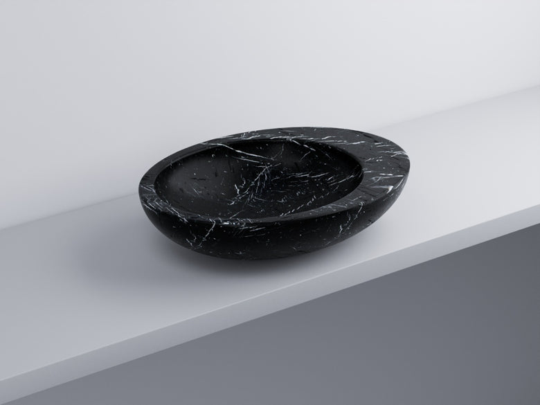 Cielo Le Giare lavabo da appoggio 60x45 senza troppopieno in ceramica ambientato su piano bagno con accessori