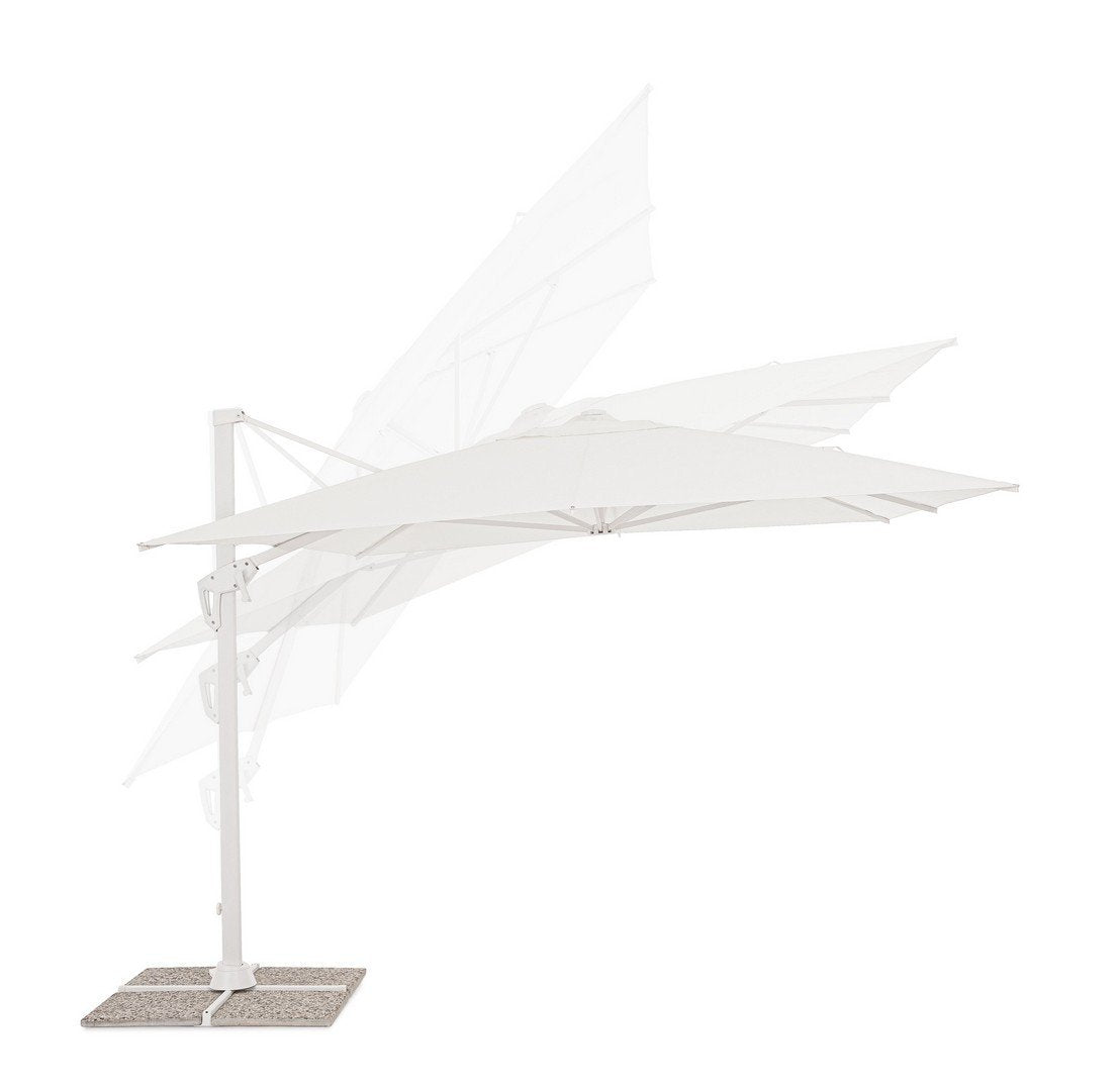 Andrea Bizzotto Vega ombrellone 3x4 inclinabile bianco ambientato in spazio living con arredi coordinati