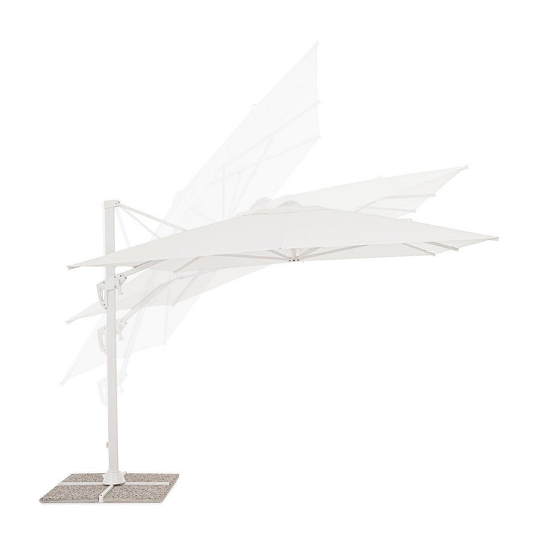 Andrea Bizzotto Vega ombrellone 3x4 inclinabile bianco ambientato in spazio living con arredi coordinati