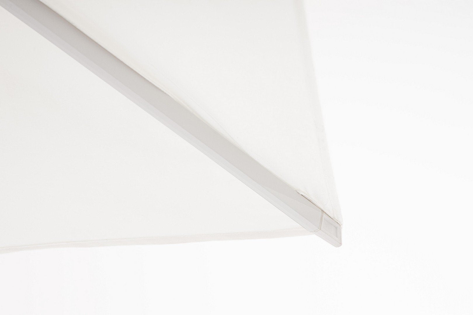 Andrea Bizzotto Vega ombrellone 3x4 inclinabile bianco ambientato in spazio living con arredi coordinati
