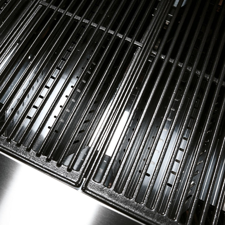 Palazzetti Alain barbecue a gas tre griglie con ruote Acciaio accesa in soggiorno, fiamma visibile attraverso il vetro