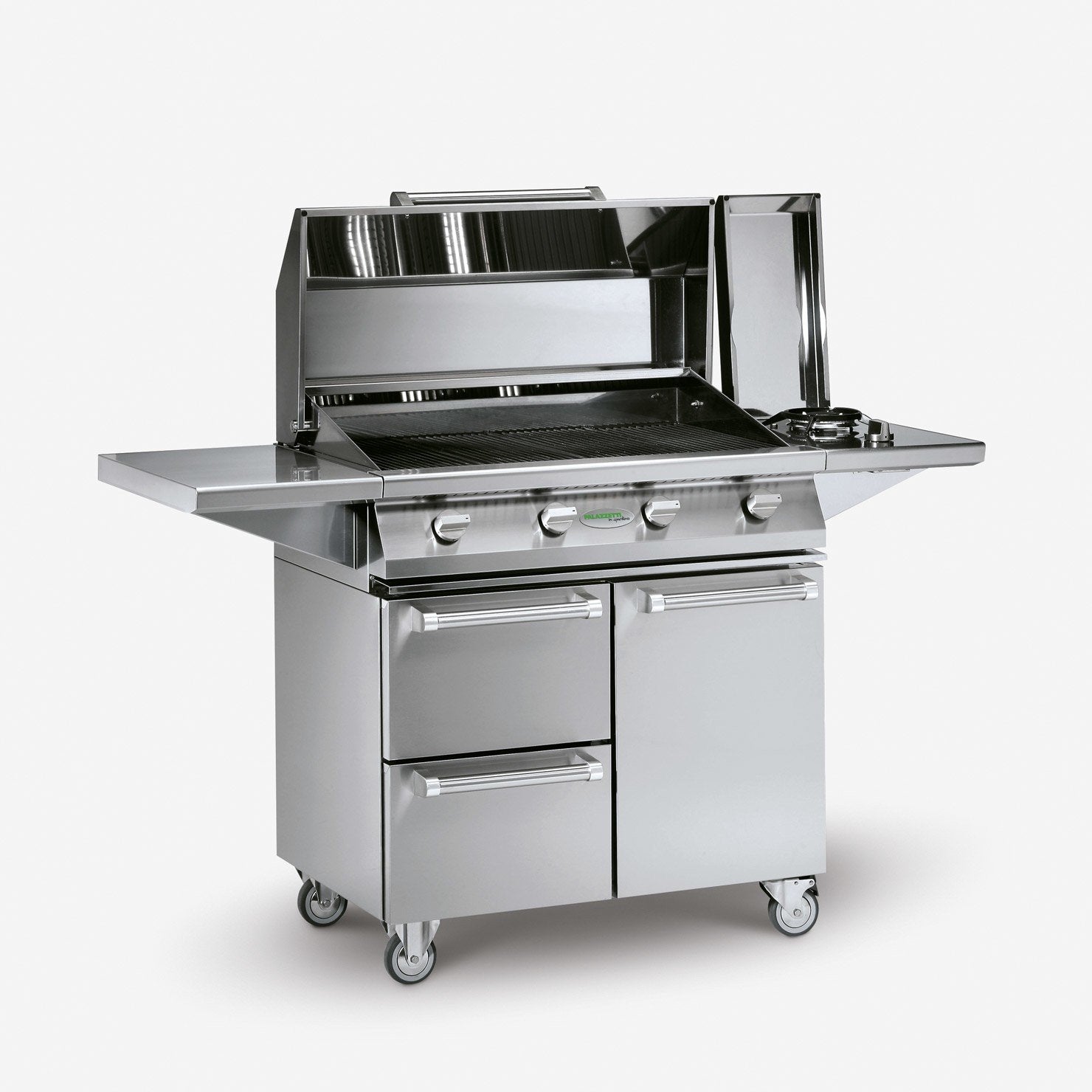 Palazzetti Alain barbecue a gas tre griglie con ruote Acciaio in ghisa accesa in soggiorno, fiamma visibile attraverso il...