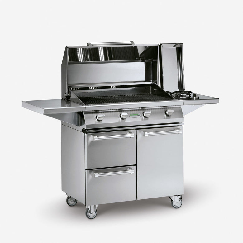 Palazzetti Alain barbecue a gas tre griglie con ruote Acciaio in ghisa accesa in soggiorno, fiamma visibile attraverso il...