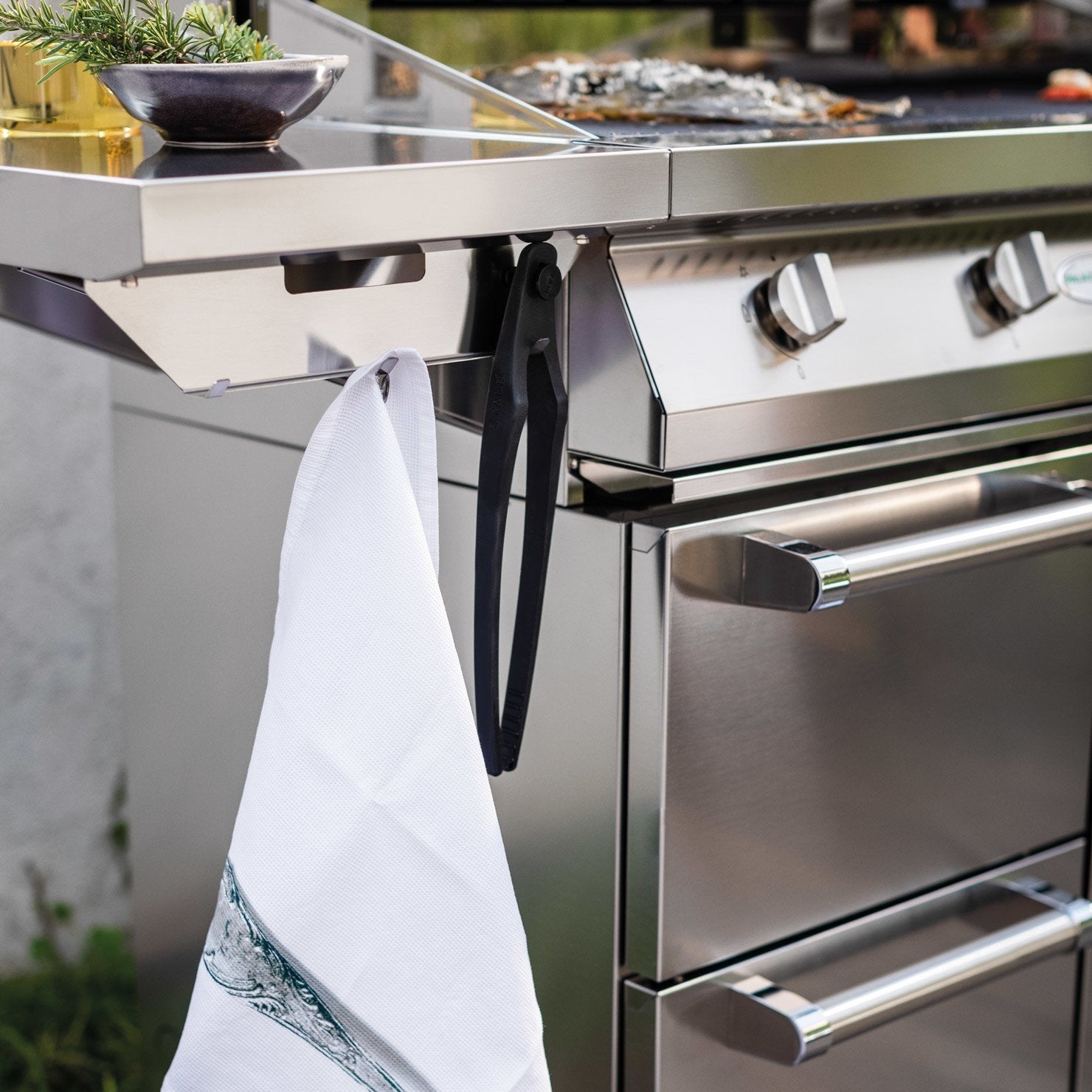 Palazzetti Alain barbecue a gas tre griglie con ruote Acciaio, dettaglio del pannello comandi e della bocca di carico