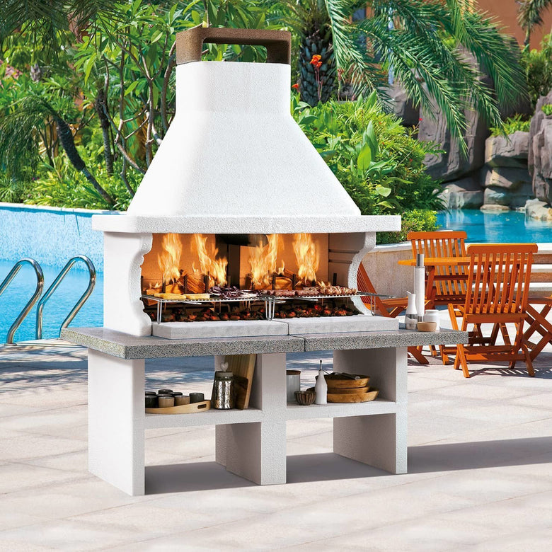 Palazzetti Patmos barbecue a legna 2 grill piano in accesa in soggiorno, fiamma visibile attraverso il vetro