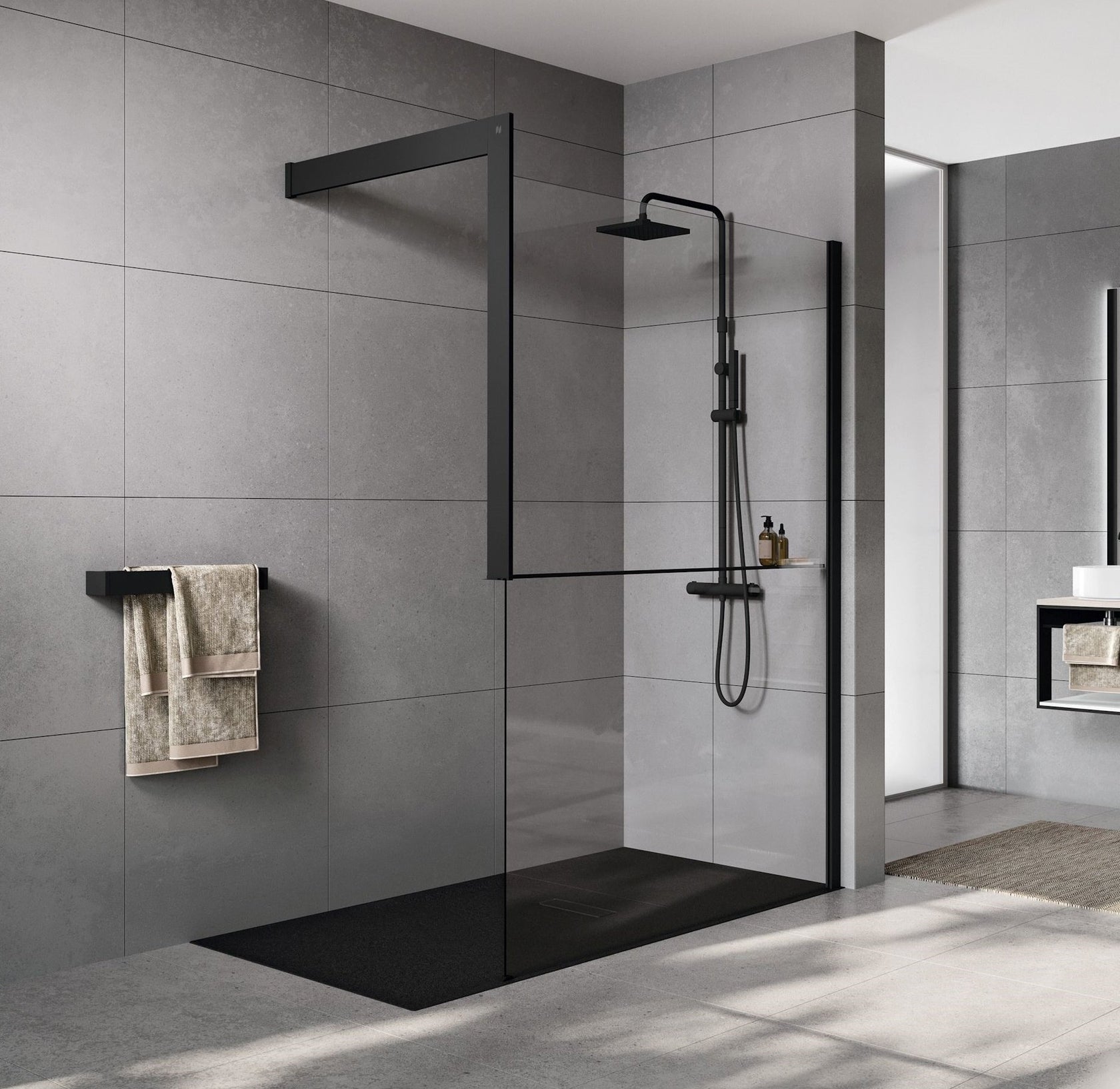 Novellini Kuandra H Parete doccia 117 a 120 cm H 200 nero in opaco installato in bagno moderno con ante in vetro temperato