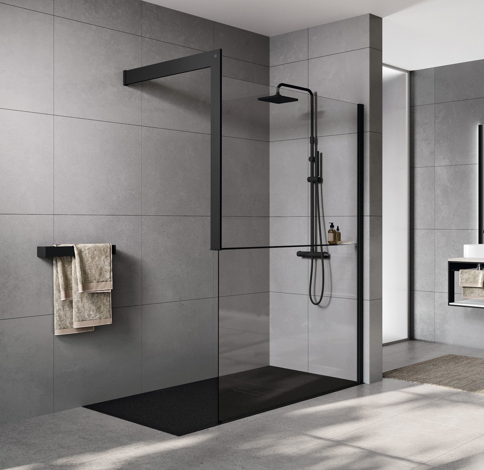 Novellini Kuandra H Parete doccia 117 a 120 cm H 200 nero in opaco installato in bagno moderno con ante in vetro temperato