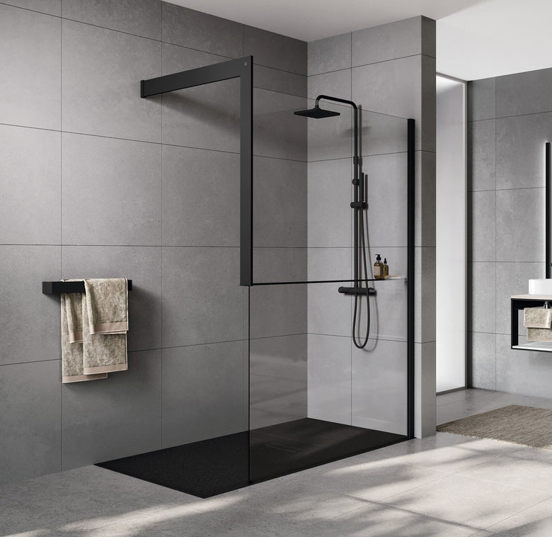 Novellini Kuandra H Parete doccia 117 a 120 cm H 200 nero in opaco installato in bagno moderno con ante in vetro temperato