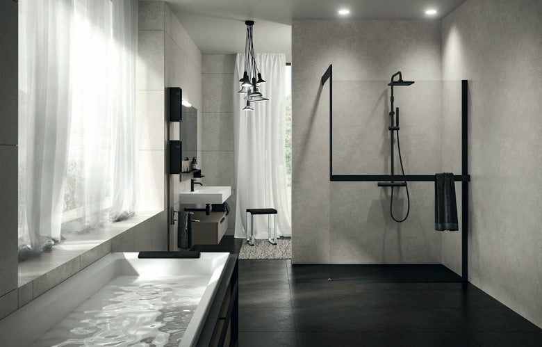 Novellini Kuandra H Parete doccia 117 a 120 cm H 200 nero installato in bagno moderno con ante in vetro temperato
