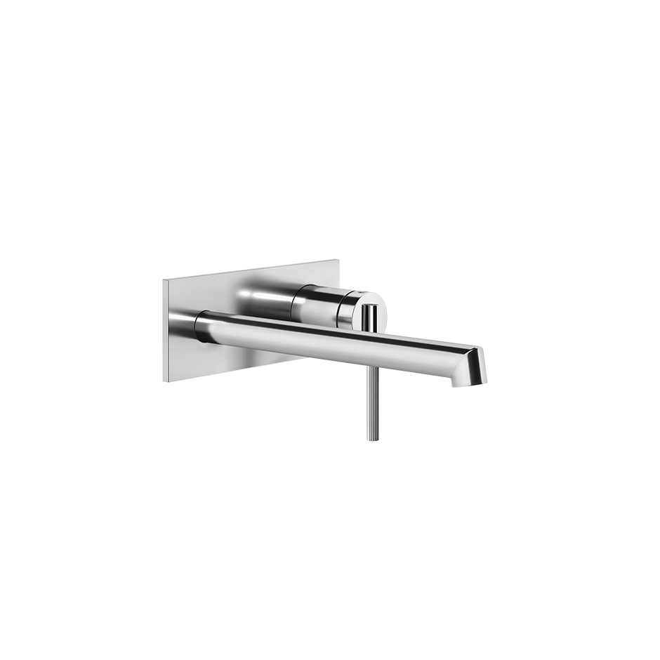 Gessi Ingranaggio Parte esterna miscelatore lavabo a parete Cromo Lucido ambientato su piano bagno con accessori