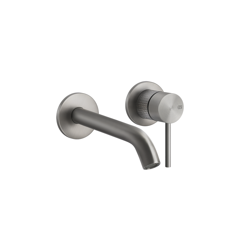 Gessi Cesello Parte esterna miscelatore lavabo a parete ambientato su piano bagno con accessori