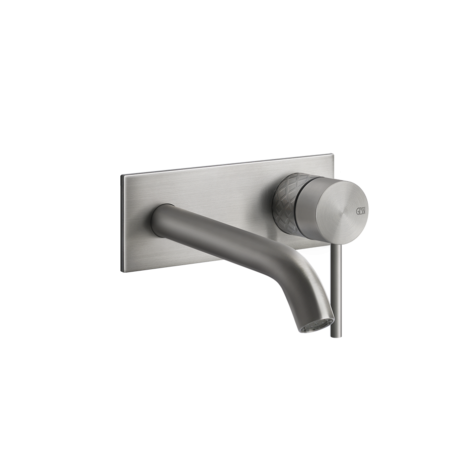 Gessi Intreccio Parte esterna miscelatore lavabo a parete ambientato su piano bagno con accessori