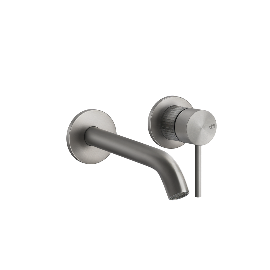 Gessi Meccanica Parte esterna miscelatore lavabo a parete in spazzolato ambientato su piano bagno con accessori