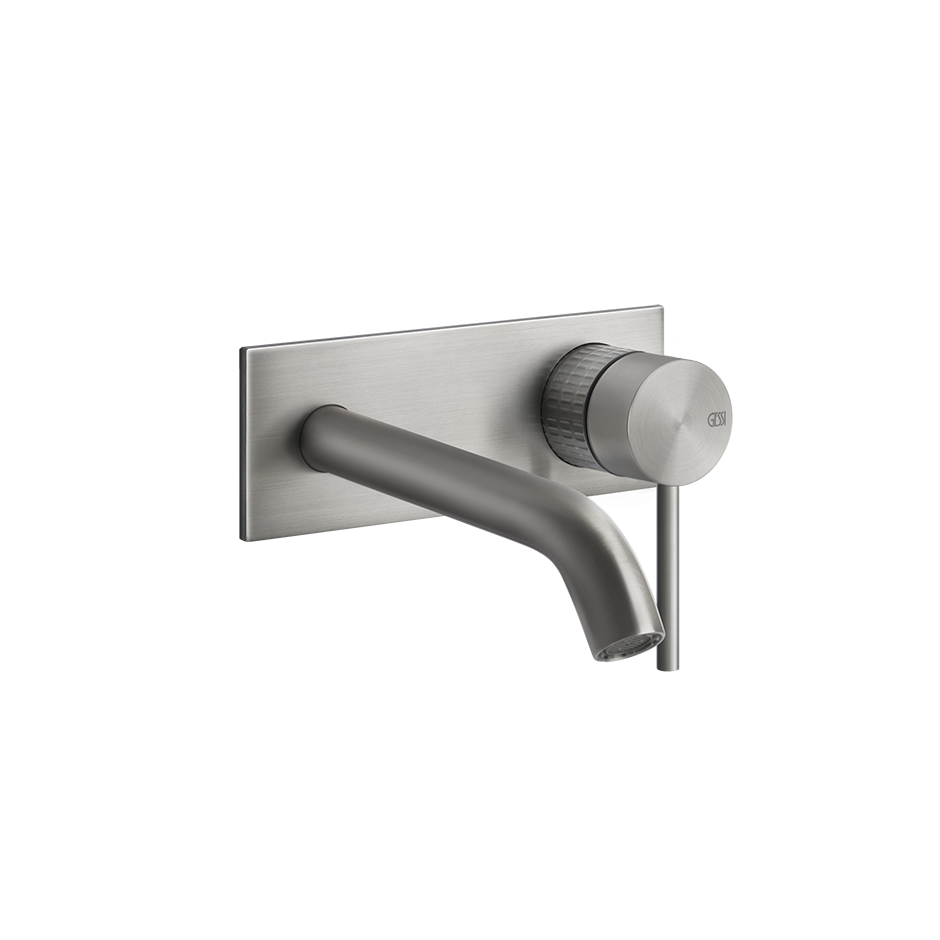 Gessi Meccanica Parte esterna miscelatore lavabo a parete in spazzolato ambientato su piano bagno con accessori